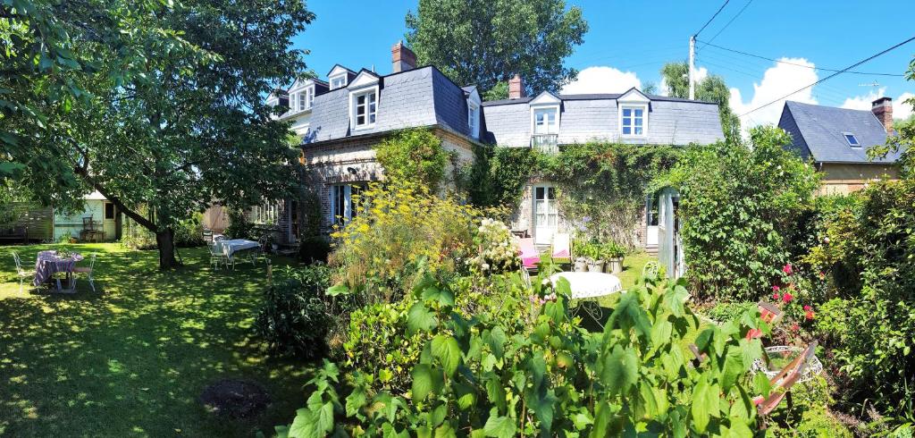 una casa con un jardín delante de ella en Aux Rives de Honfleur, en Berville-sur-Mer