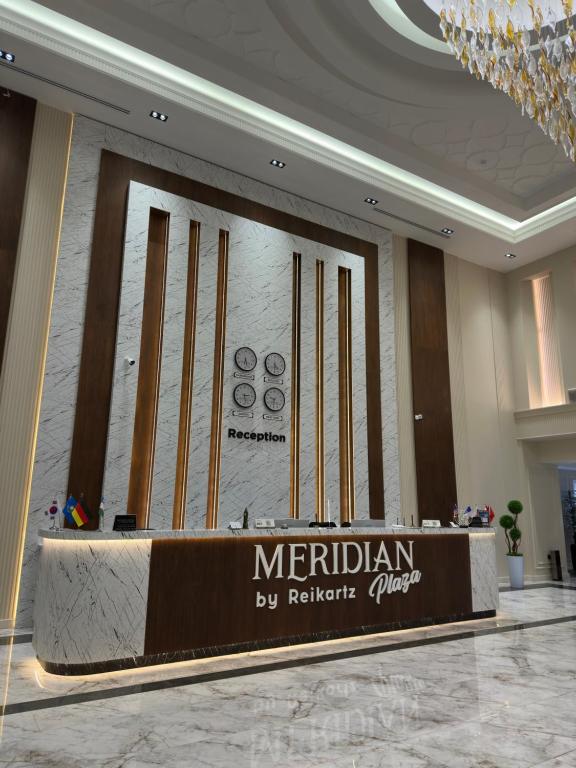 Un cartel de un bar meridiano en un vestíbulo. en Meridian Plaza by Reikartz, en Samarkand