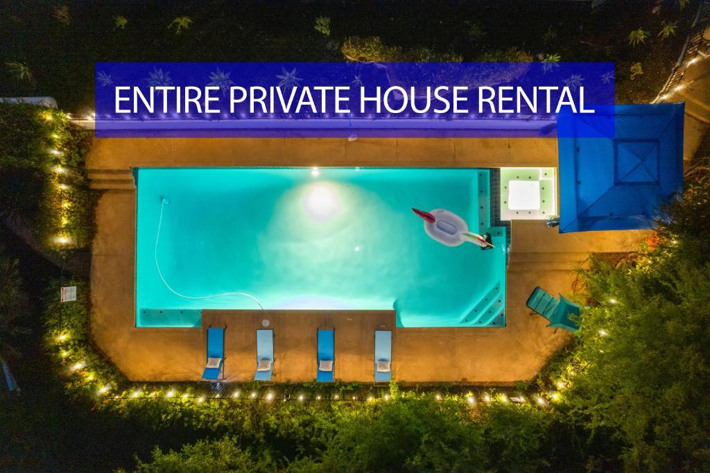 エルカホンにあるEntire Private Big Yard, View, 4BR, King Bed, 10 Parking, Available Nowのプライベートハウス全体のレンタルと書かれた看板のあるプール