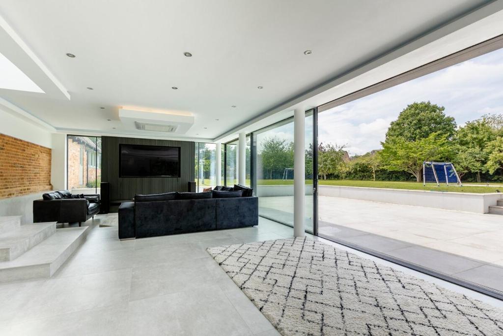 Posezení v ubytování 6 BR Luxury House With Huge Garden and Cinema Room By Eason Stays Short Term Rental Rugby