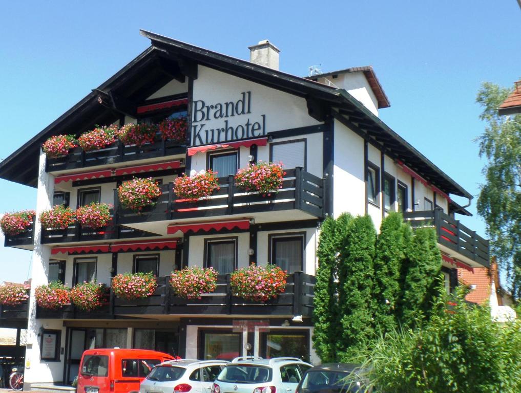 un edificio con coches estacionados frente a él en Hotel Brandl, en Bad Wörishofen