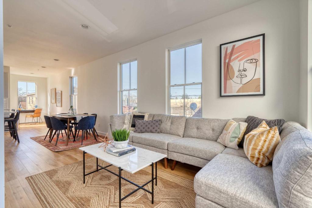 Posezení v ubytování Spacious 2BR - New Luxury Townhouse Stay