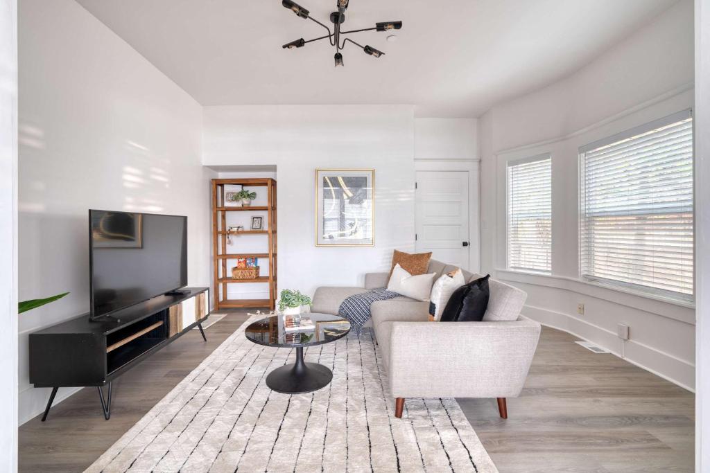 un salon avec un canapé et une télévision dans l'établissement Stay Portland - Soul District Mansion - Food Carts & Local Shops, à Portland