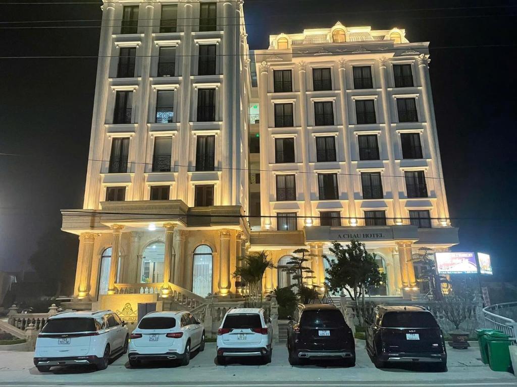 a group of cars parked in front of a building at Khách Sạn Á Châu in Trại Khao