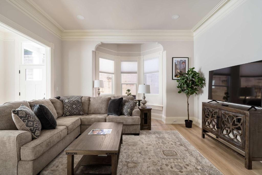 Una sala de estar con un sofá y un televisor. en Alphabet District - 2BR Retreat - Prime Locale, en Portland
