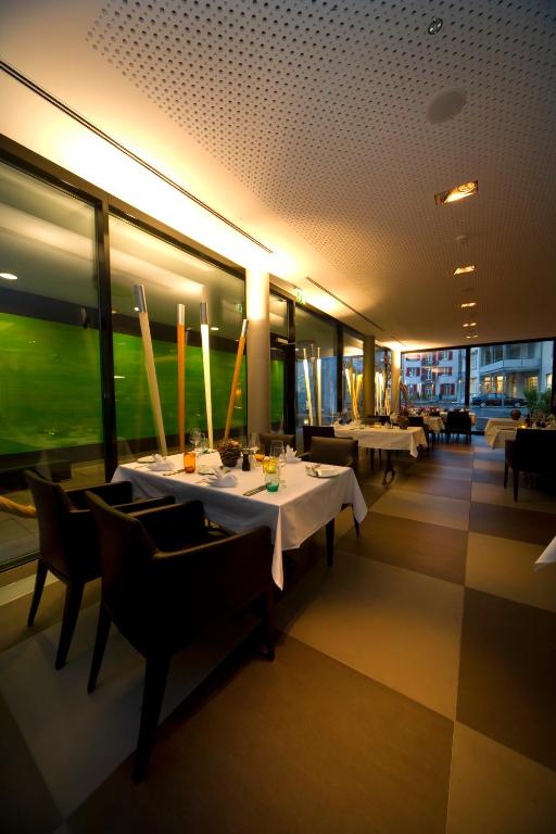 Um restaurante ou outro lugar para comer em Hotel Astoria
