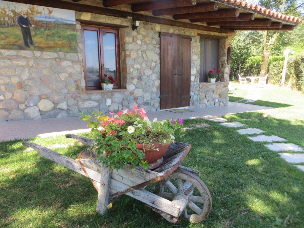 ポルペナッツェ・デル・ガルダにあるMonte Lagoの家の前の花車