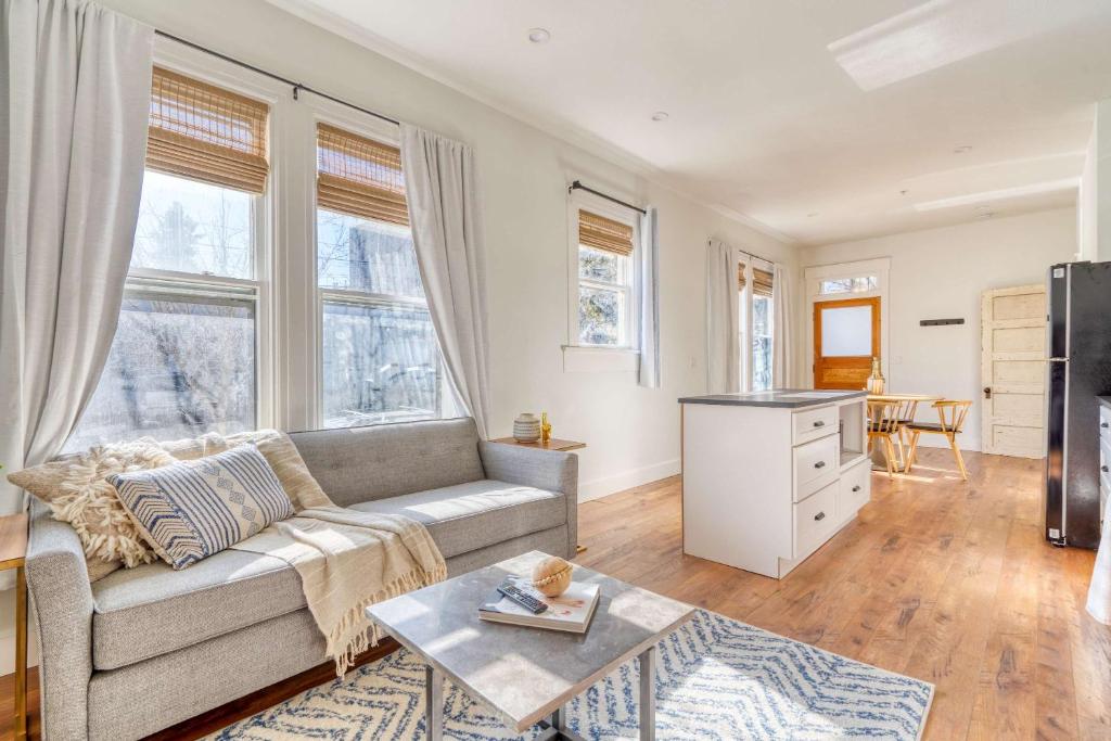 un salon avec un canapé et une table dans l'établissement Stay Portland - The Charmante Suite- Breweries & Boutiques, à Portland