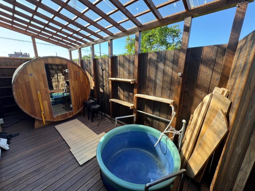 eine Wanne auf einem Deck mit einem Holzzaun in der Unterkunft レイクウエスト4-711 in Wada