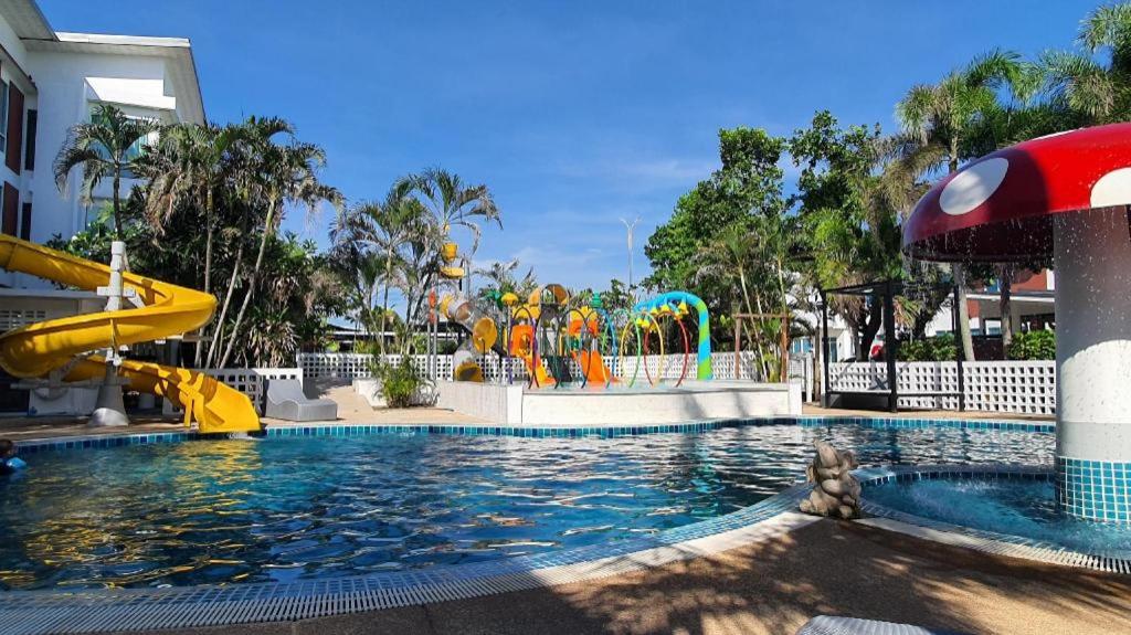 Bazén v ubytování Rattana Pura Beach Resort nebo v jeho okolí