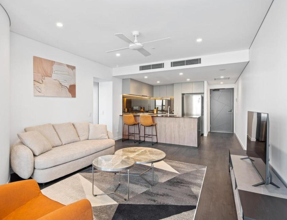een woonkamer met een bank en een tafel bij Festival Towers Brisbane in Brisbane