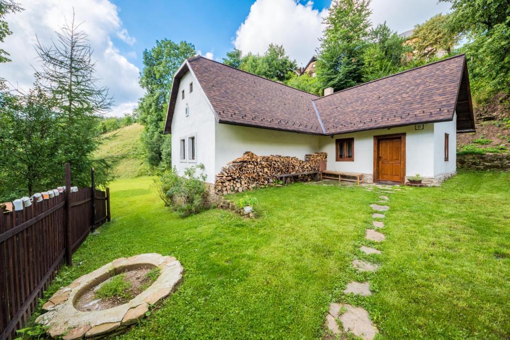 una casa blanca con un patio con una valla en Country House Fort Lacnov en Lipovce