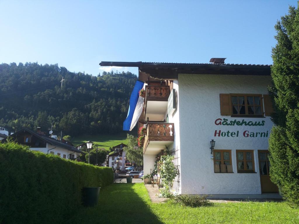 un edificio con el cartel de hotel en Gästehaus Zunterer en Wallgau