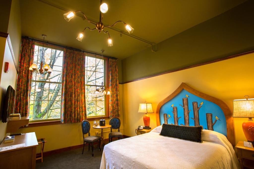 McMenamins Anderson School - 