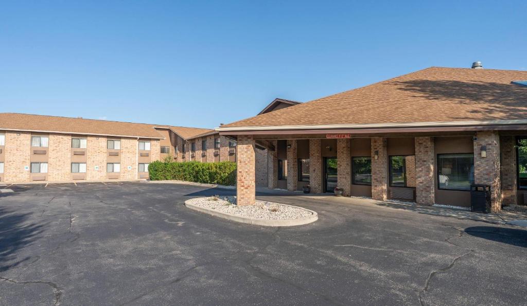 Quality Inn & Suites Sun Prairie Madison East photo