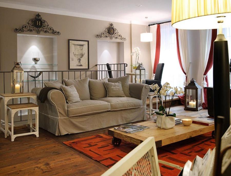 sala de estar con sofá y mesa en Locanda In Borgo Garnì & Wellness, en Borgo