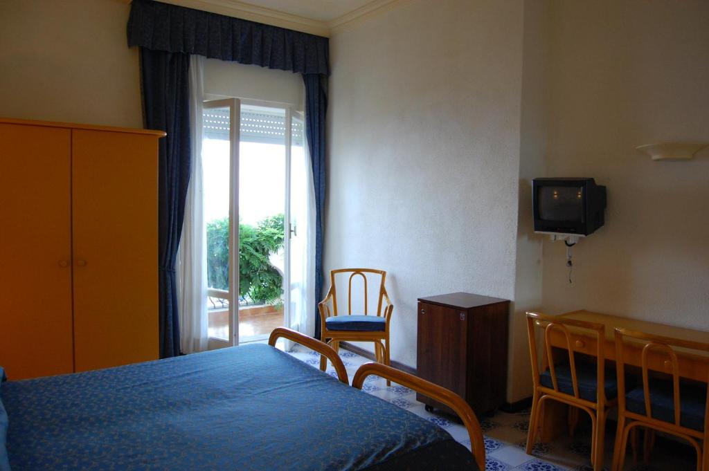 TV a/nebo společenská místnost v ubytování Hotel Giardino Sul Mare