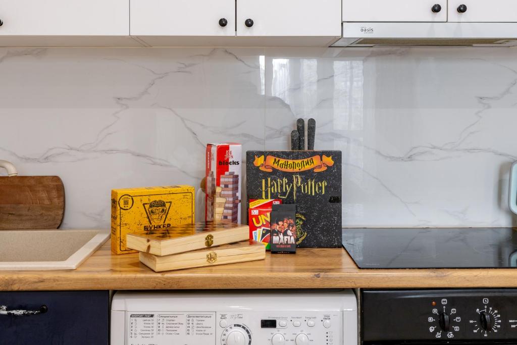 Kuchyň nebo kuchyňský kout v ubytování Возле EXPO, есть все настольные игры