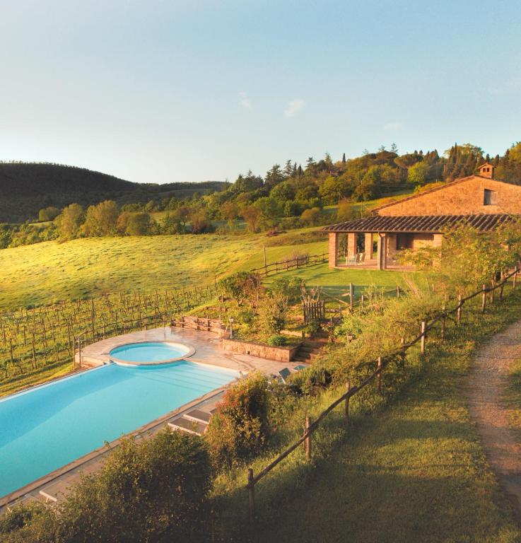 蒙特普齐亚诺Tuscan Relais Il Serraglio的游泳池的顶部景色