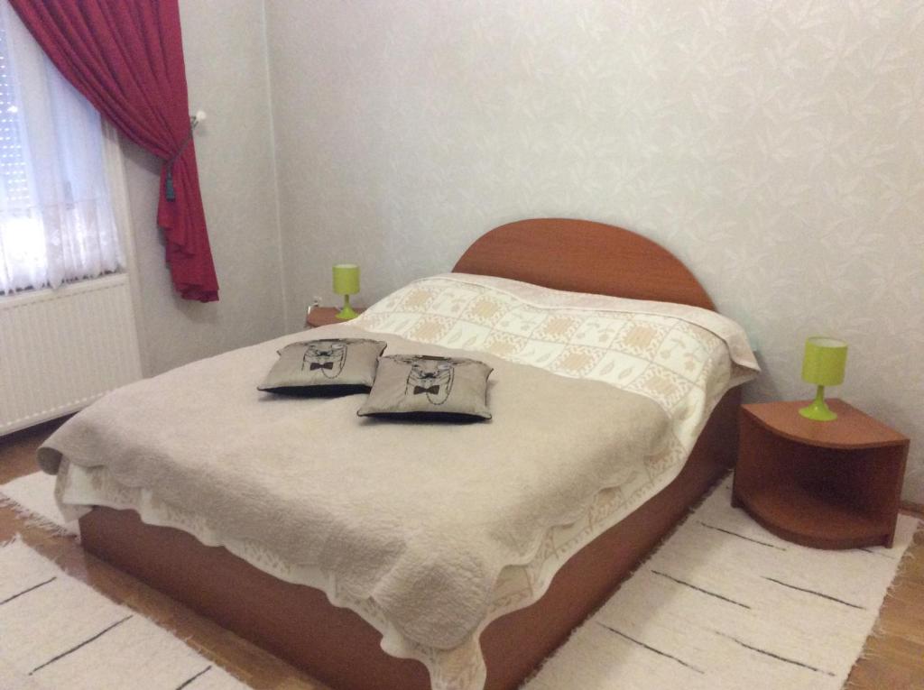 a bedroom with a bed with two towels on it at Szundi Szob&aacute;k in P&eacute;cs