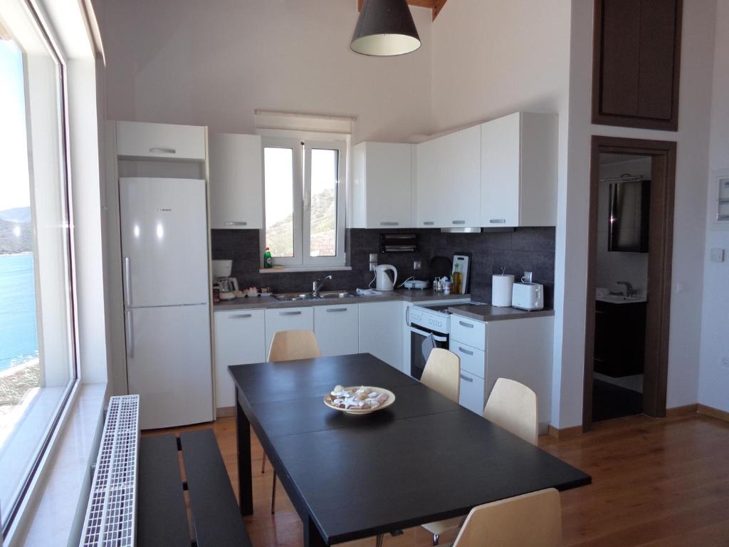 Кухня или мини-кухня в Lefka's Villas
