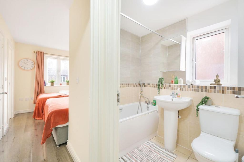 a bathroom with a sink and a toilet and a bath tub at 3Bedroom 5Bed 2Bath Ensuite Prv-Parkin x2 in Amersham