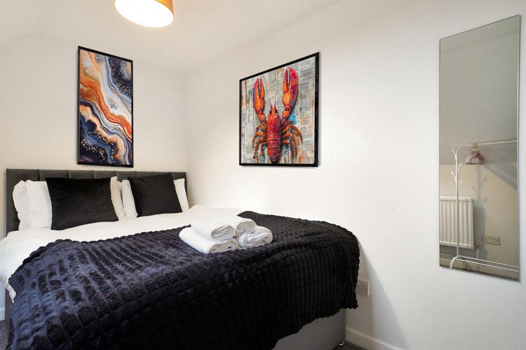 a bedroom with a bed with two towels on it at 3-Bedroom 5-Bed Flat King Room Free Parking Near Reading & M4 Work Stays in Shinfield