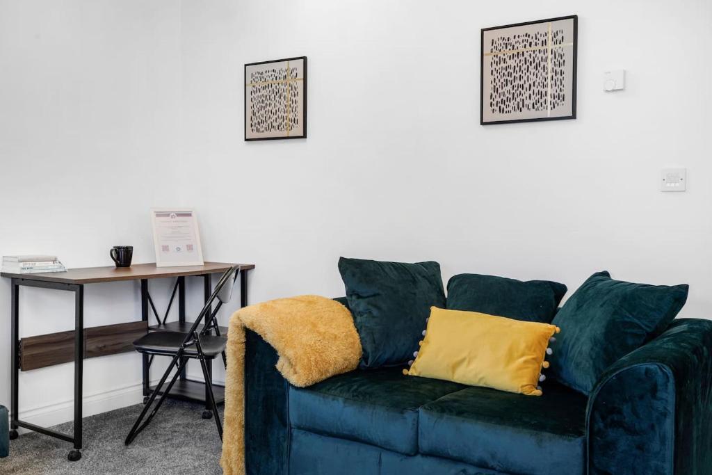 a green couch in a living room with a table at Shops 4min walk Family 2 En-suite Parking x1 in Langley Marish