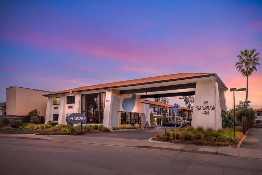 サンタローザにあるThe Sandman Santa Rosa Sonoma, an Ascend Collection Hotelの正面に看板がある大きな建物