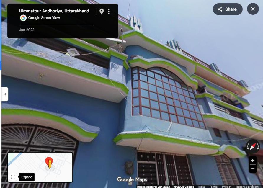 ein Gebäude mit einem Schild an der Seite in der Unterkunft Prince Home Stay in Jāmb