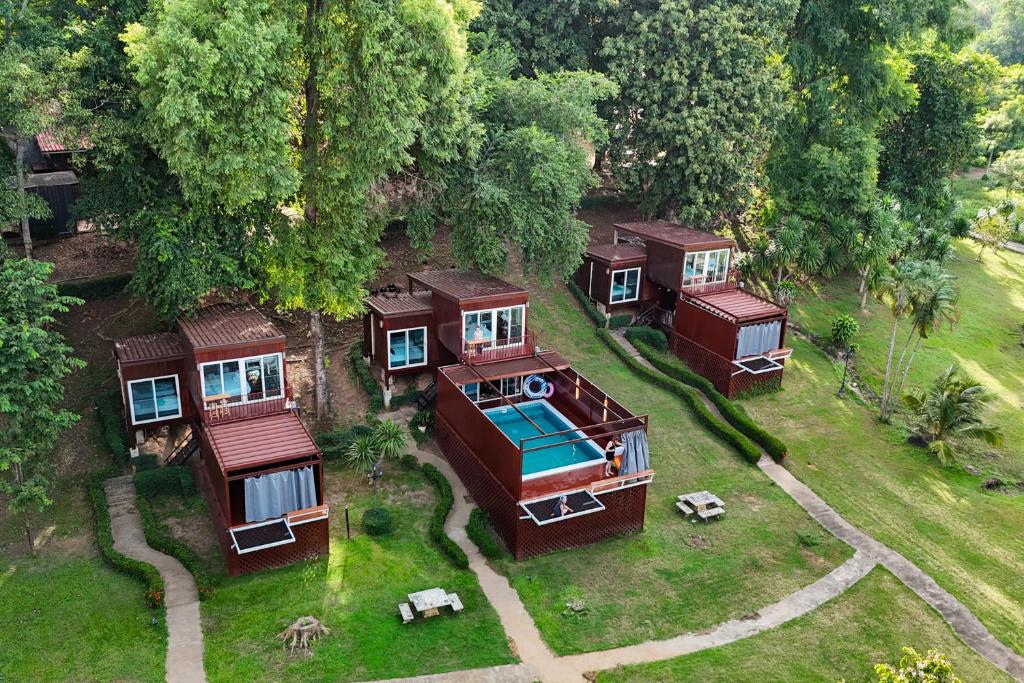 Vue de tête d'un groupe de maisons dans l'établissement 19 Degrees Resort, à Sai Yok