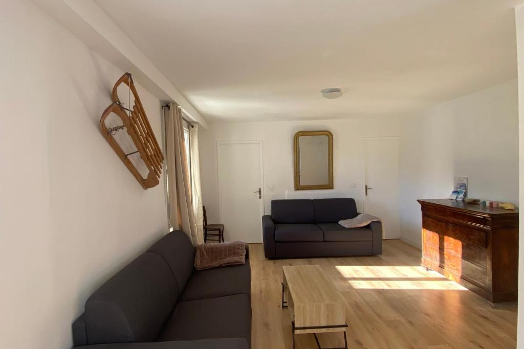 サン・シャフレにあるMountain getaway in Saint-Chaffreyのソファとテーブルのあるリビングルーム