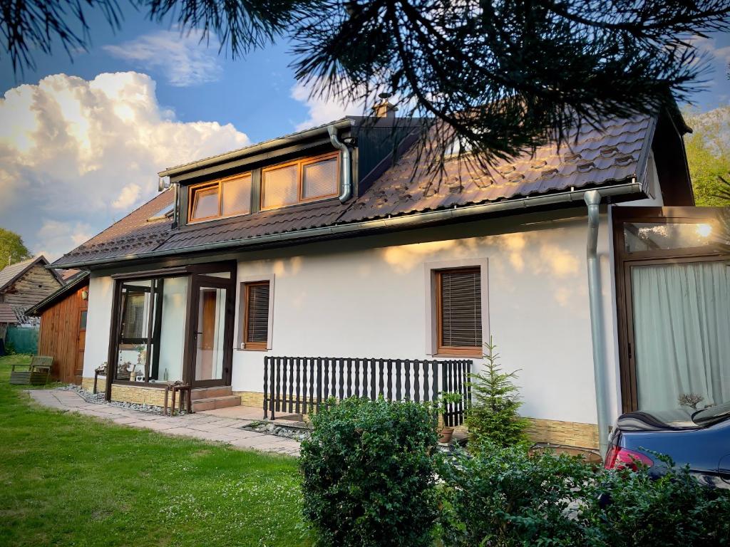 BatizovceにあるAgathaの黒屋根白屋根