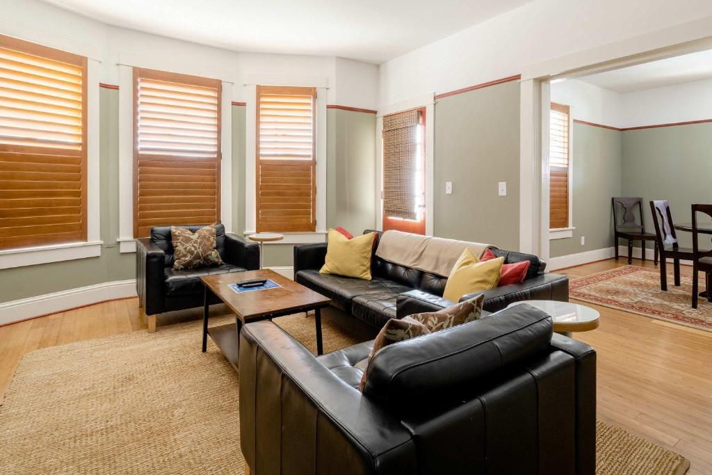 un salon avec deux canapés et une table dans l'établissement Stay Portland - Sun-filled Home in Buckman Neighborhood with 2BRs, à Portland