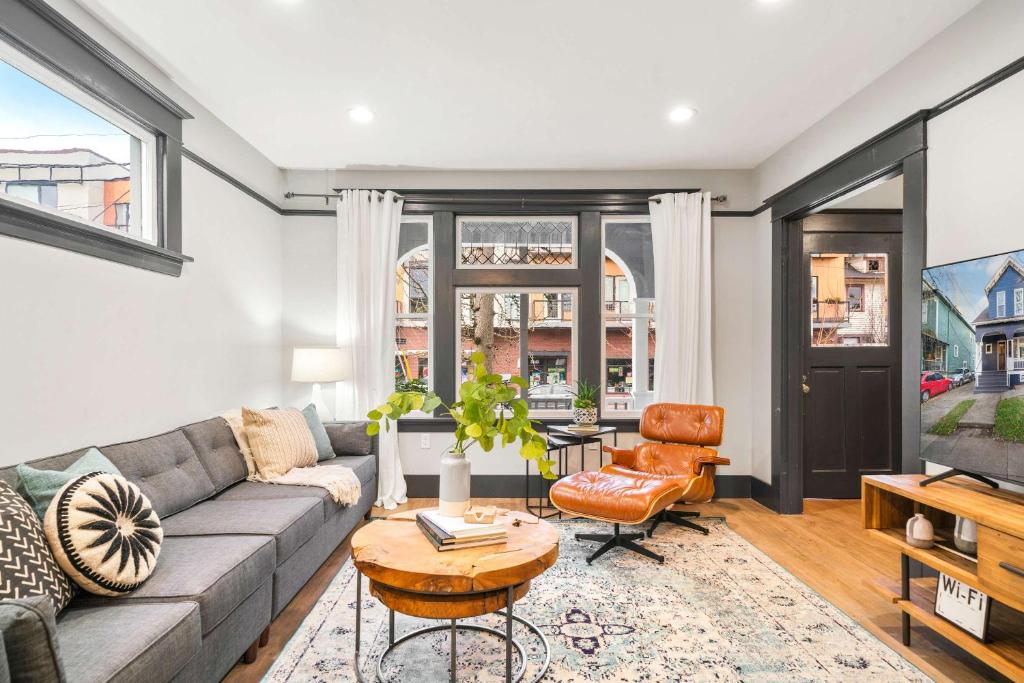 Χώρος καθιστικού στο 3BR House - Renovated - Parking - Fast Wifi