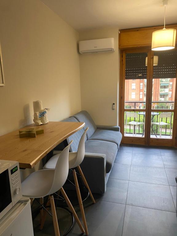 una sala de estar con una mesa y un sofá en Casa di Gea, en Biella