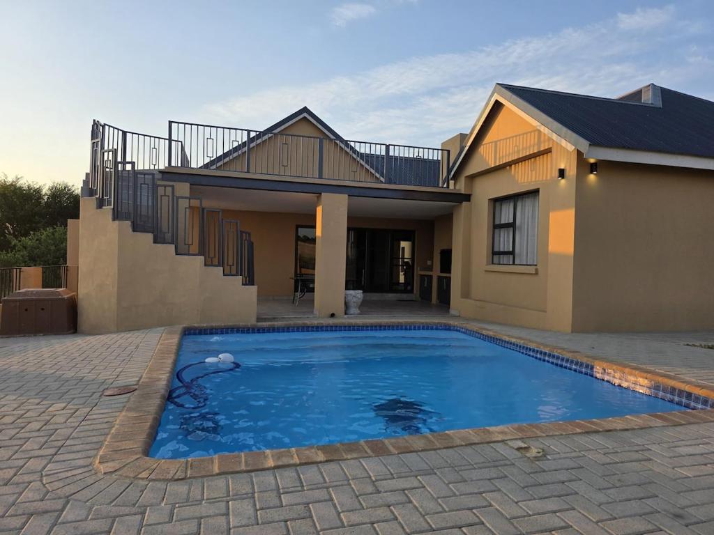 Πισίνα στο ή κοντά στο Vista Retreat on 3222