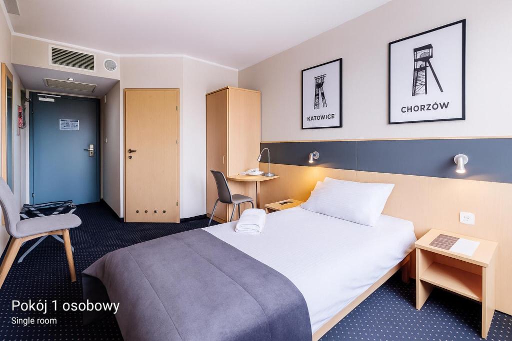 Postel nebo postele na pokoji v ubytování Economy Silesian Hotel