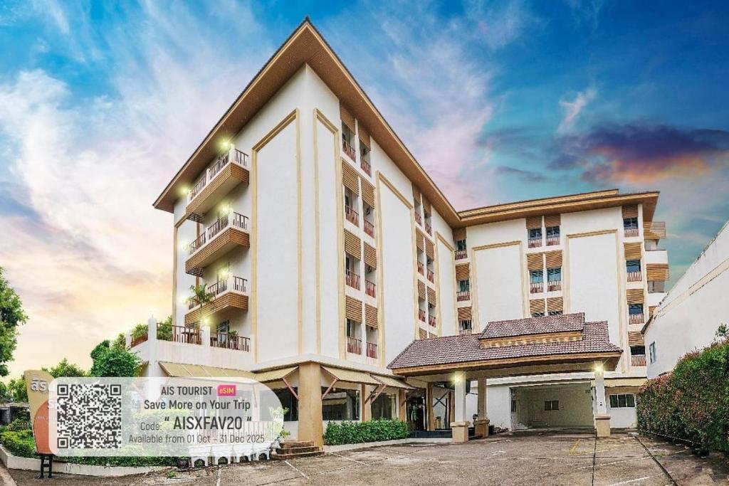 Un gran edificio blanco con un cartel delante. en Sirin Hotel & Resident, en Khon Kaen