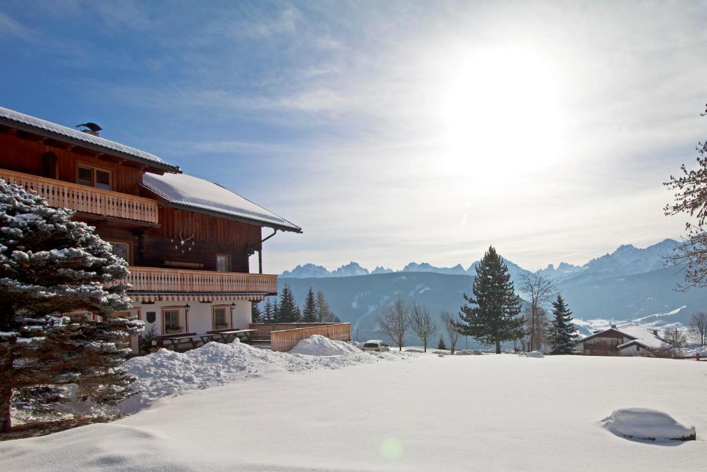 モングエルフォにあるLienharterhofの建物前の雪庭