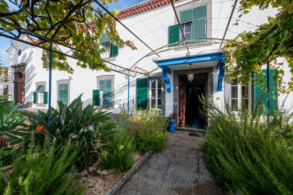a house with a blue and white facade at Quinta das Virtudes in Funchal