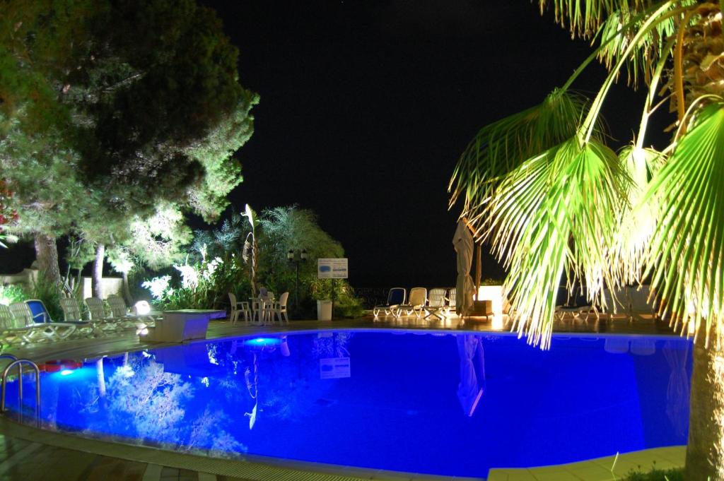 Bazén v ubytování Hotel Giardino Sul Mare nebo v jeho okolí