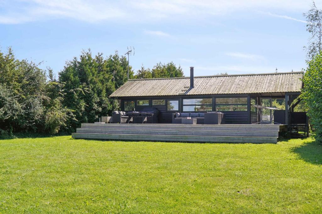 Un jardín fuera de Cozy Little Summer House In Kulhuse