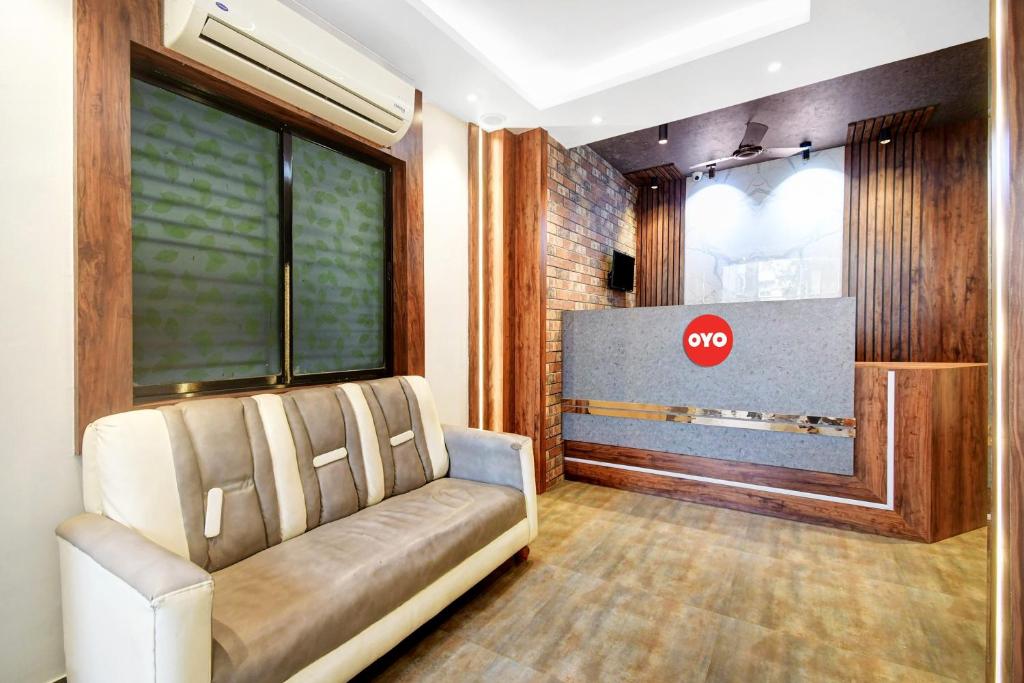 SāntrāgāchiにあるHotel O Grand Lazeez Dumurjala outdoor Stadiumの大きな窓のある待合室(ソファ付)