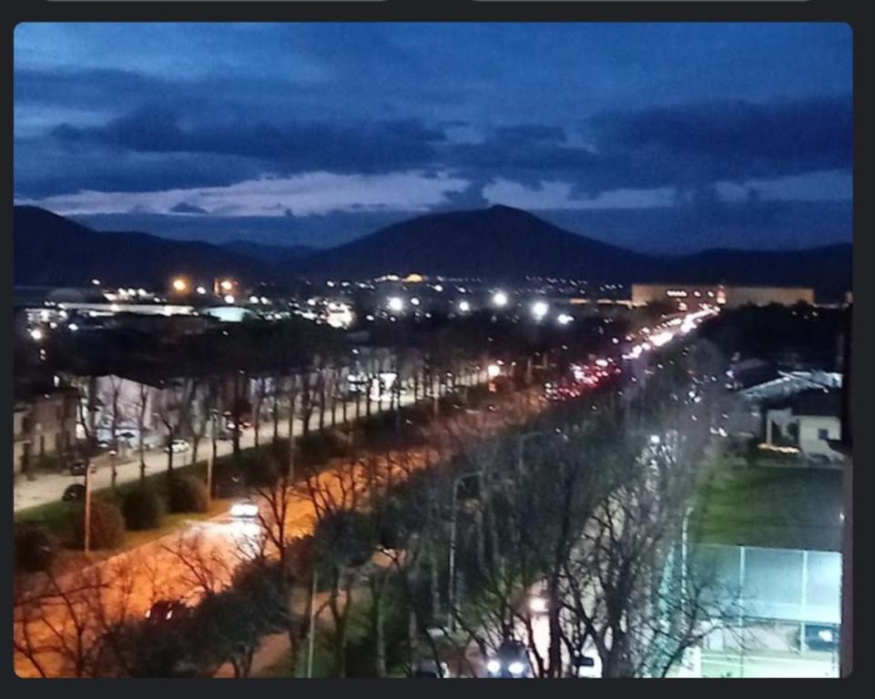 - une vue sur la ville la nuit avec des lumières de rue dans l'établissement Luna Reale Relais e Suite, à San Nicola La Strada