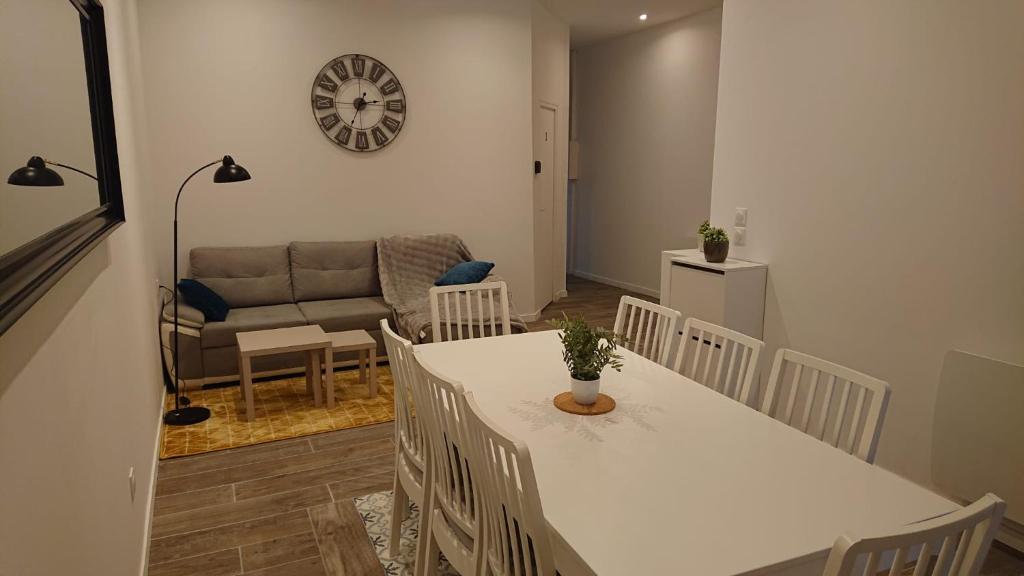 a living room with a table and chairs and a couch at ღ Ordemique - Coeur de ville 7 chambres, Wifi fibre in Douai