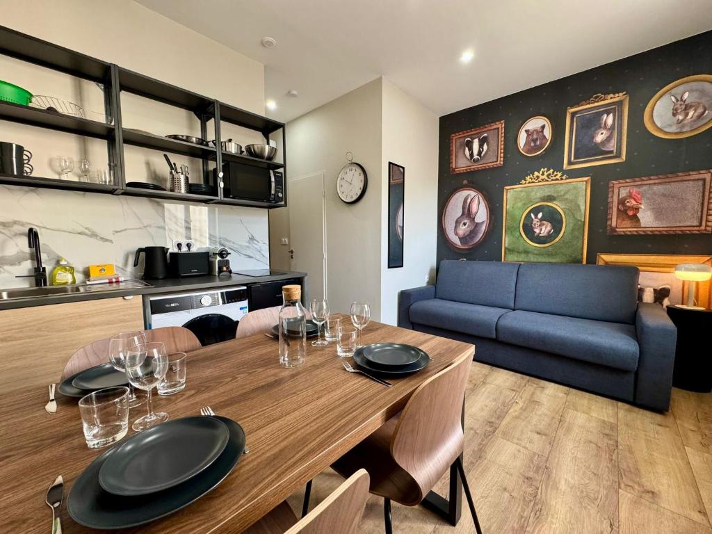 ヴェニシューにあるWild Terrier- Lyon Studioのテーブルと青いソファのあるリビングルーム