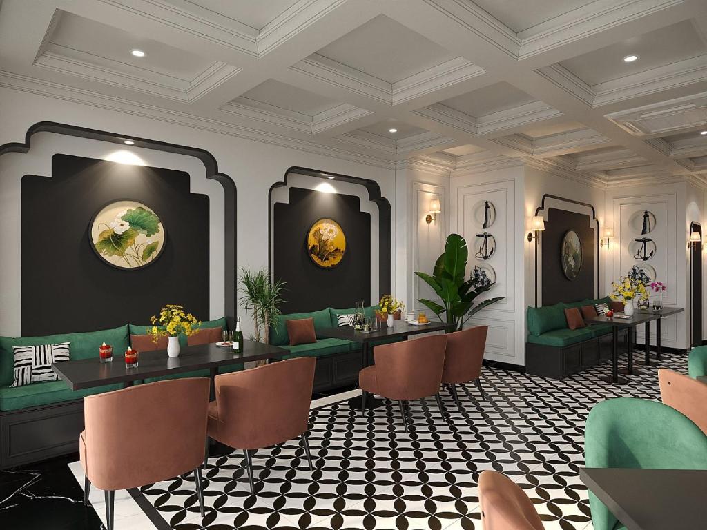 een restaurant met groene stoelen en tafels en een plafond bij Light Vesper Premium Hotel in Ho Chi Minh-stad