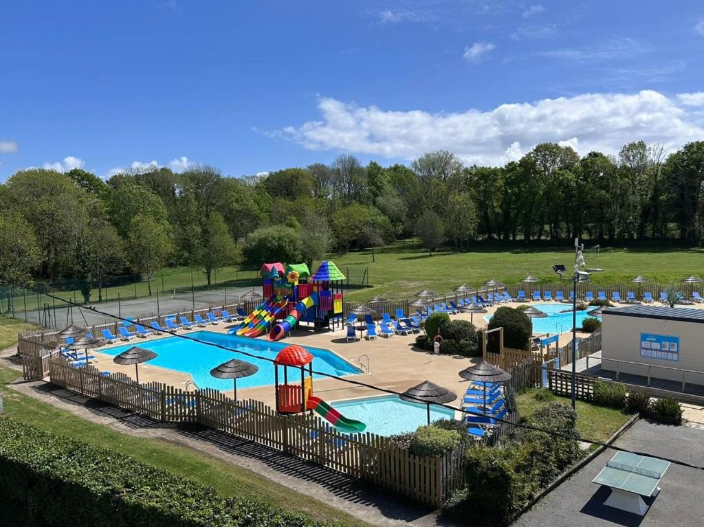 an amusement park with a large pool with a playground at Mobil home 3 chambres 5 personnes Finistère in Clohars-Carnoët