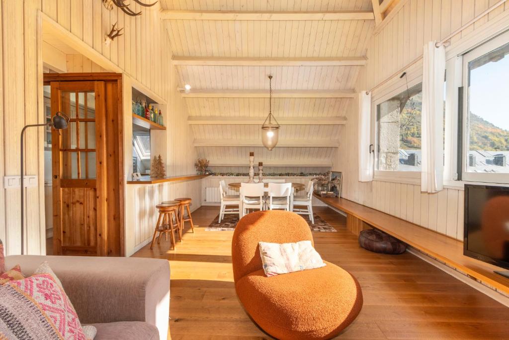 a living room with a couch and a table at Magnifico duplex en centro Viella in Vielha